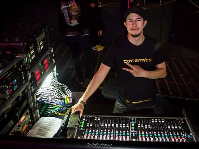 Técnico en consola de audio, en un evento en el movistar arena de Bogotá