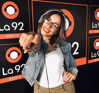 Mujer señalando y fondo con figura circular con audífonos y fondo naranja