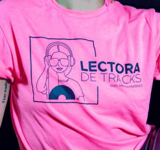 Camiseta rosa con estampado de logo, mujer con audífonos, lp y gafas