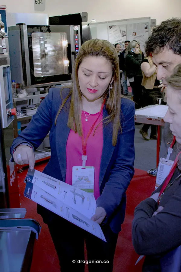 Vendedora de FEO Y CIA con catálogo abierto, enseñando los productos a posibles clientes interesados. Foto por dRaGoNian.