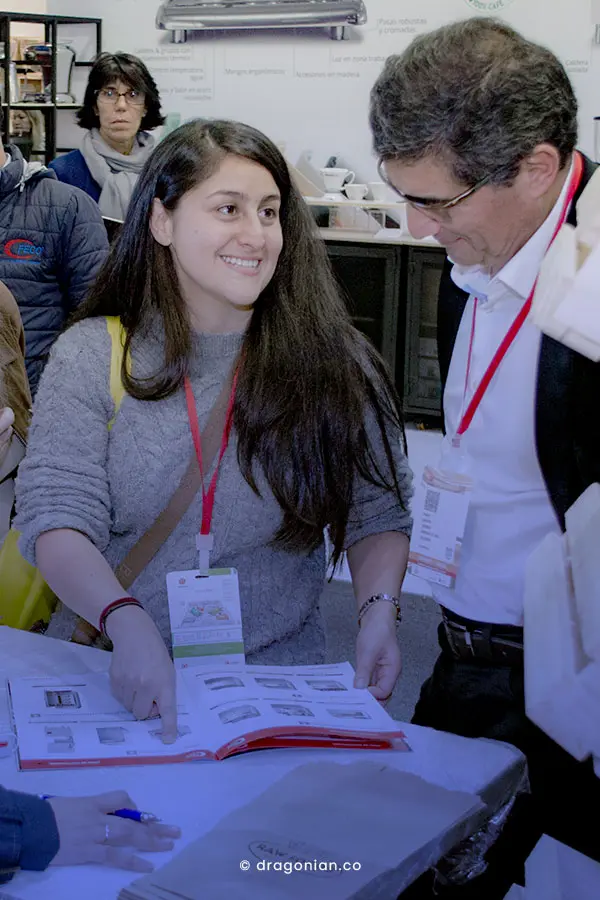 Mujer señalando en catálogo, su producto soñado para Gastronomia de la marca Angelo Po. Foto por dRaGoNian.