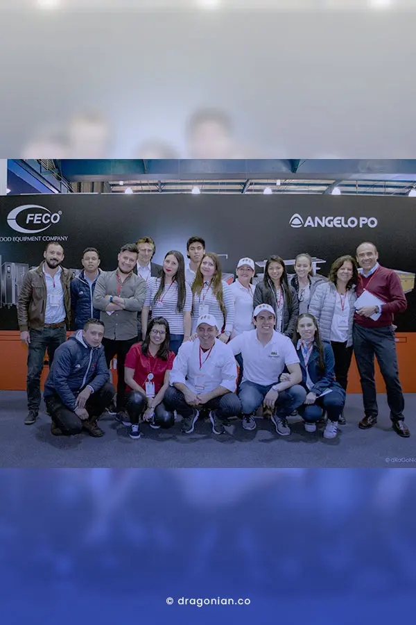 Algunos integrantes hombres y mujeres, parte del equipo de trabajo de FECO Y CIA reunidos en la sección del stand de la Marca Angelo Po. Fotografía por dRaGoNian. 