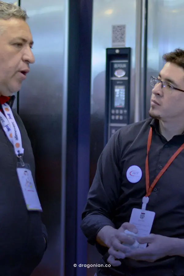 Personal de mantenimiento técnico o arreglo de hornos para panadería, gastronomía o heladería. Fotografía por dRaGoNian. 