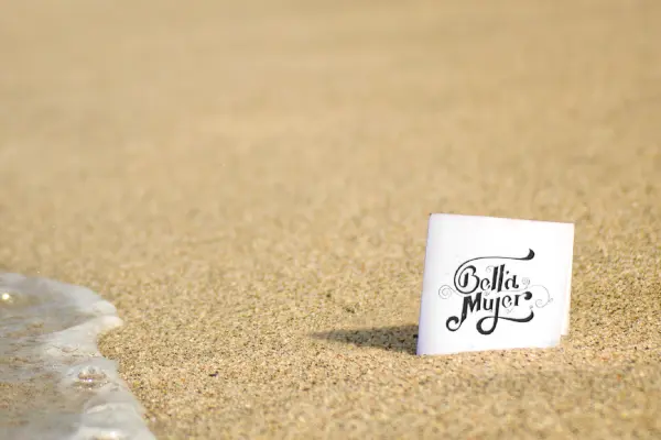 Diseño de tipografía y fotografía de tarjeta en la playa por dRaGoNian