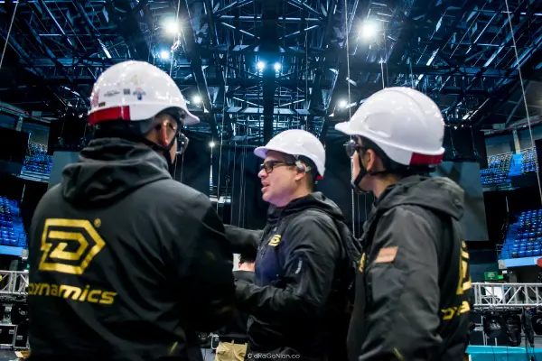 Fotografía corporativa, hombres con casco de ingenieros, dialogando. Foto por dRaGoNian