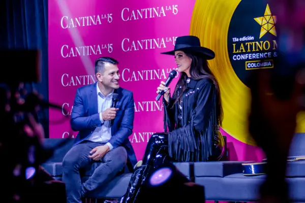 Cubrimiento fotográfico para Premios Latino Music Awards por dRaGoNian. Entrevista hombre a mujer