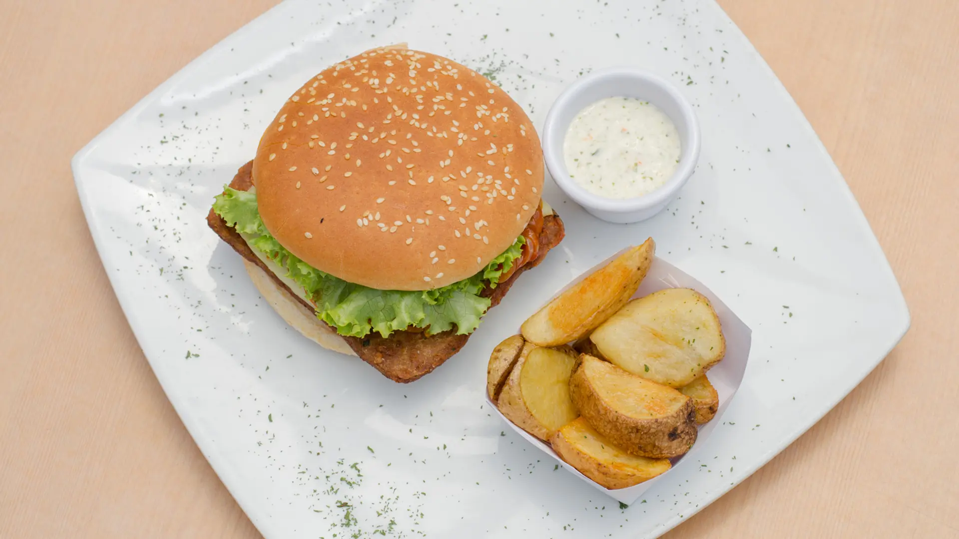 Hamburguesa y Papas en casco, menú infantil de Antonelly.